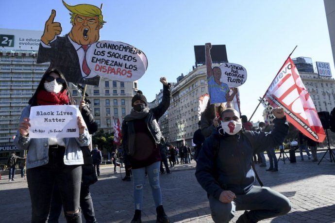 Donald Trump fue el blanco predilecto por los manifestantes de izquierda que marcharon este martes.