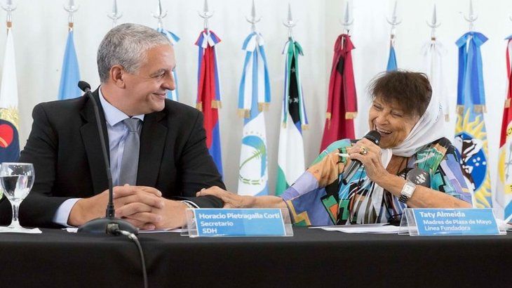Horacio Pietragalla y la madre de Plaza de Mayo, Taty Almeida. Pietragalla es hijo de desaparecidos y se desempeña como secretario de DDHH.