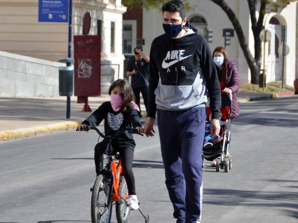 Los habitantes de Córdoba disfrutan de las salidas recreativas tras ingresar a la etapa de distanciamiento social.