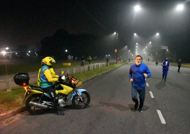 De 19 a 9 horas, en AMBA podrán salir a realizar actividad física según: DNI terminado en número par (0, 2, 4, 6, 8), día para y DNI terminado en número impar (1, 3, 5, 7, 9), día impar.