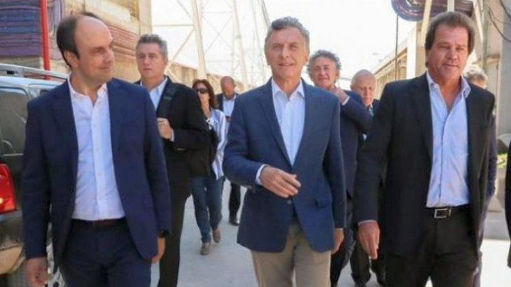 El expresidente Mauricio Macri durante una visita a la planta de Vicentín en Santa Fe, junto a Sergio Nardelli y José Manuel Corral, ex candidato a gobernador de Cambiemos en esa provincia.  