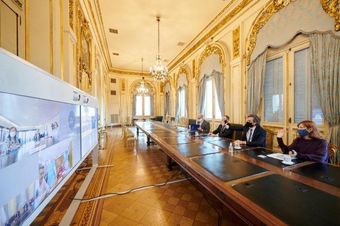 Del encuentro participaron los gobernadores Juan Schiaretti, Omar Perotti, Oscar Herrera Ahuad y Alicia Kirchner; el jefe de Gabinete, Santiago Cafiero; el ministro de Economía, Martín Guzmán; el secretario de Hacienda, Raúl Rigo y la secretaria de Provincias del Ministerio del Interior, Silvina Batakis.