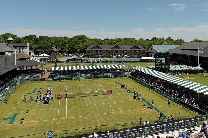 La actualidad del Casino de Newport. Ya no alberga al US Open, pero sigue jugando tradicional torneo sobre césped y es la sede del Salón de la Fama del tenis.