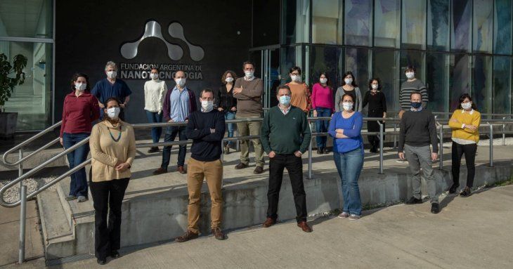 El equipo completo desarrollador de este avance, que bloqueó al coronavirus SARS-Cov-2 en pruebas in vitro.