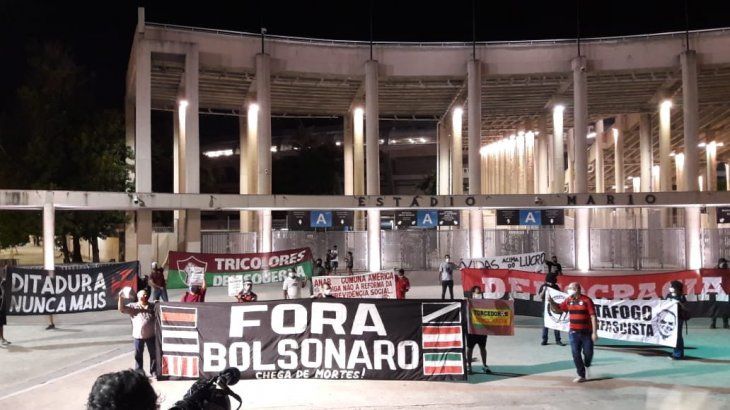 Hinchas de Botafogo, Vasco da Gama, Flamengo y Fluminense se juntaron en las afueras del Maracaná para pedir la renuncia del presidente de Brasil, Jair Bolsonaro, en el regreso del fútbol post cuarentena.