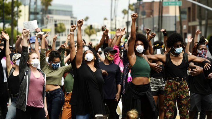 Las protestas masivas pidiendo justicia por George Floyd hace unas semanas también podrían haber influido en el aumento de casos.