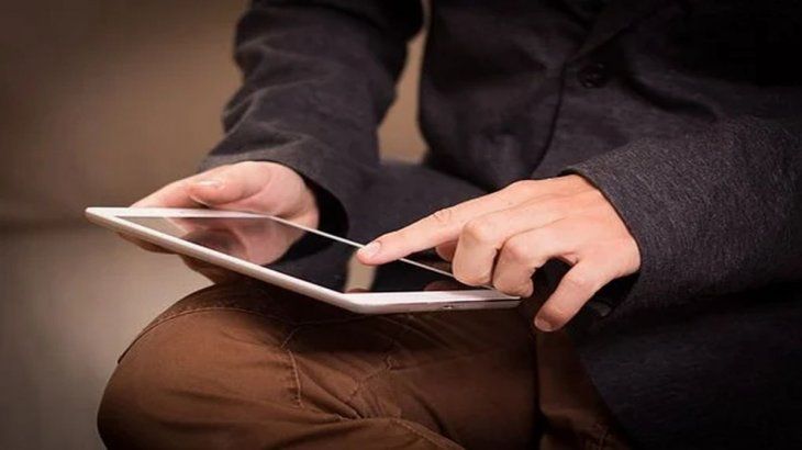 Quienes podrán obtener la tablet gratis de ANSES son las familias que cobran la AUH o Asignación por Embarazo para la Protección Social y los trabajadores independientes inscriptos en el Régimen de Monotributo Social. Quienes podrán obtener la tablet gratis de ANSES son las familias que cobran la AUH o Asignación por Embarazo para la Protección Social y los trabajadores independientes inscriptos en el Régimen de Monotributo Social.