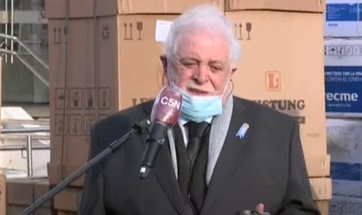 Ginés González García durante la entrega de 50 respiradores.