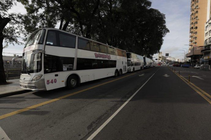 El Ministerio de Transporte dispuso de micros de dos pisos en algunas estaciones de tren.