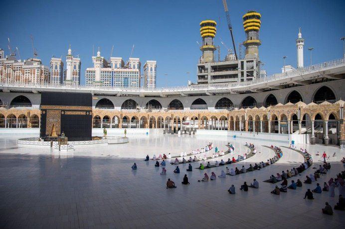 Distancia social en la oración del domingo en la Gran Mezquita de La Meca