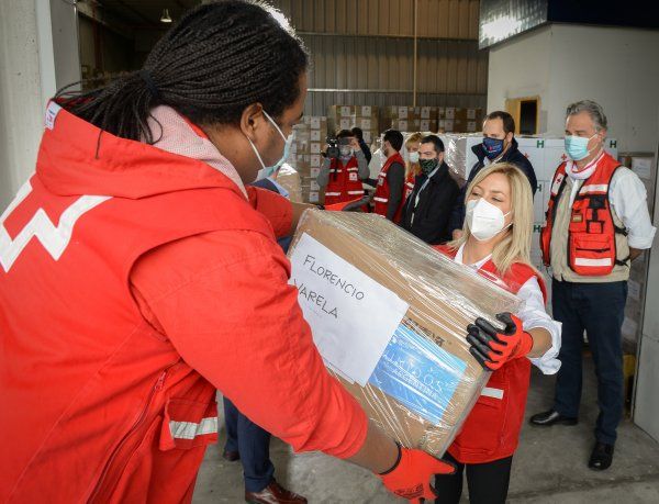 La primera dama, Fabiola Yáñez, y el ministro de Salud, Ginés González García en la entrega de los insumos médicos recaudados en el telotón