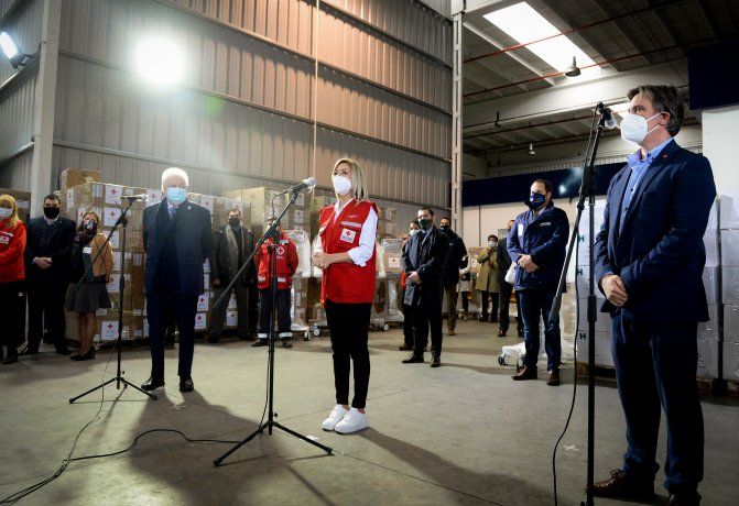 La primera dama, Fabiola Yáñez, y el ministro de Salud, Ginés González García en la entrega de los insumos médicos recaudados en el telotón