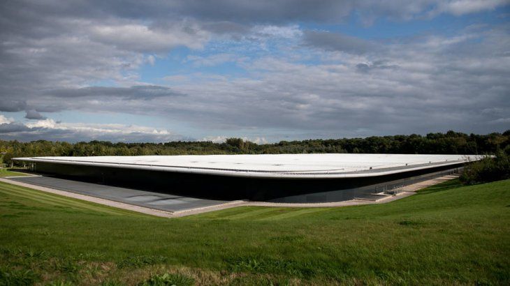 Vista externa de la sede de la compañía británica McLaren, el MTC, en Woking.