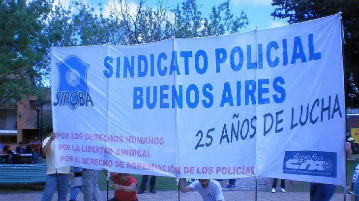 El Sindicato Policías provincia de Buenos Aires (Sipoba) se creó en 1989, pero no posee personería gremial. Su integrantes aseguran que la ex ministra de Trabajo, Patricia Bullrich, la firmó, pero que luego fue 