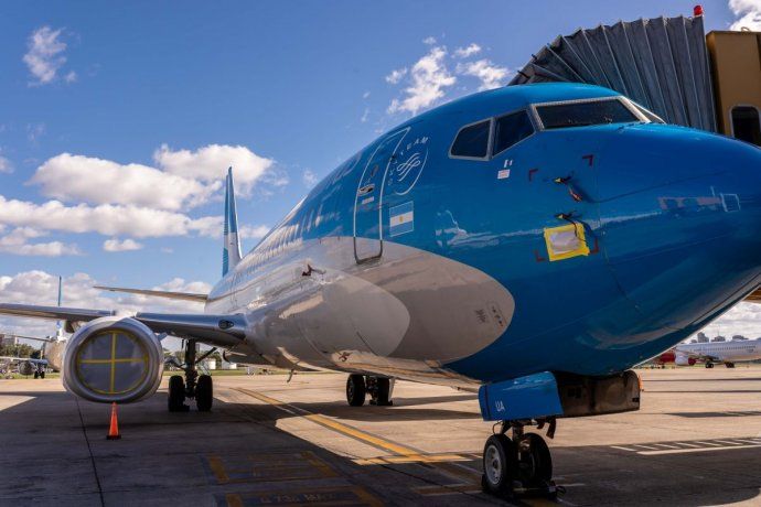 Parados: Aerolíneas Argentinas solo realiza vuelos especiales. Mientras, aclaró que trabaja en la preservación de sus aviones para operar cuando sea necesario.