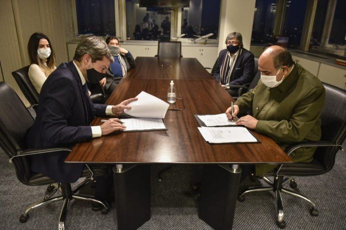 El Ministro de Turismo y Deportes, Matías Lammens, junto al gobernador de Tucumán, Juan Manzur, en la firma del convenio para la ciudad de San Javier.