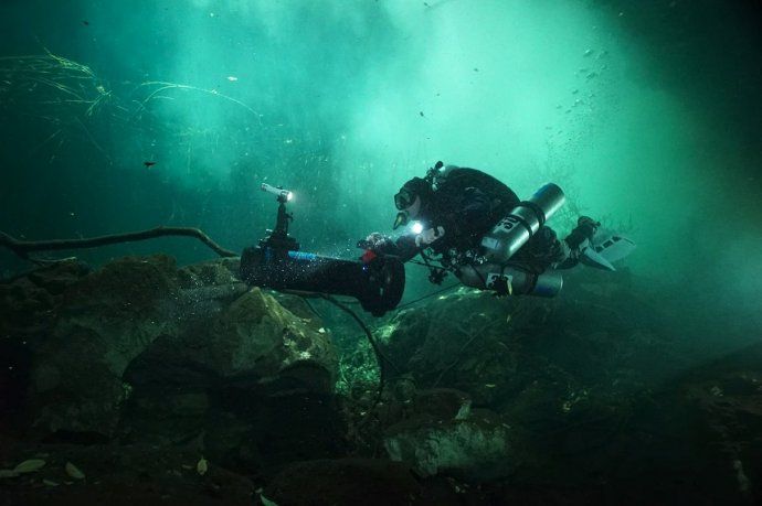 Un buso recorriendo una de las minas más antiguas de América, ubicada en la península de Yucatán, México.