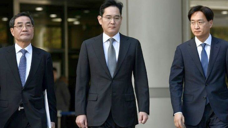 En esta trama quedó implicado Lee Jae-yong (centro de la foto), vicepresidente y “príncipe heredero” de Samsung (hijo del actual presidente, internado desde 2014 por un ataque cardíaco).