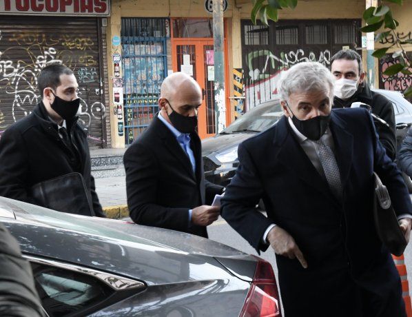 El ex jefe de la AFI durante el gobierno macrista, Gustavo Arribas, arribó al juzgado de Lomas de Zamora para declarar como imputado en la causa en la que se investigan supuestas maniobras de espionaje ilegal.