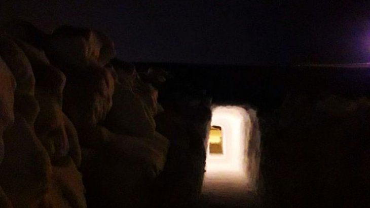 El túnel de nieve también tiene luces.