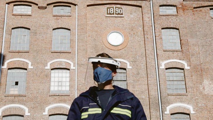 Iniciativa. Cervecería y Maltería Quilmes se unió al Centro de Investigación Aplicada de la Universidad de Rafaela para desarrollar protectores faciales.