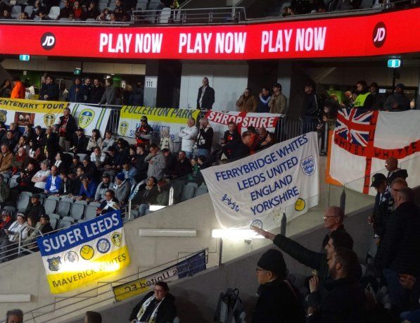 Los Shropshire Whites viajan tres horas y media para ir a ver a su querido Leeds en Elland Road y se ubican en ese sector del estadio.