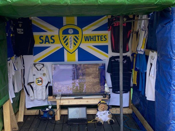 A falta de cancha, el altar de los SAS Whites para ver a Leeds en lo que fue un ascenso histórico de la mano de Marcelo Bielsa.