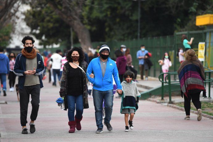 Familias paseando durante el fin de semana en Parque Rivadavia.