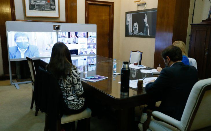 El gobernador bonaerense, Axel Kicillof, en videoconferencia con los intendentes.