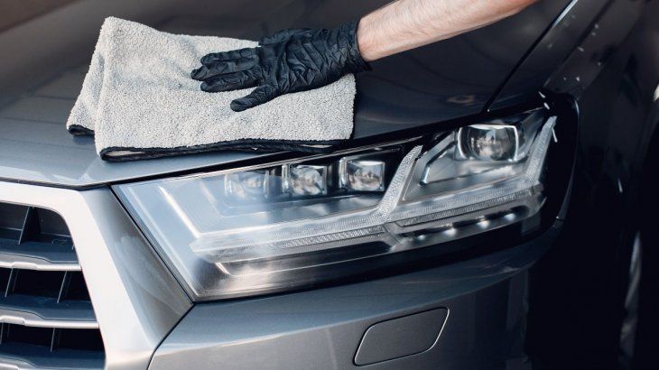 Todas las superficies serán secadas con rejillas, trapos o microfibras que tendrán el proceso de desinfección entre vehículo y vehículo.