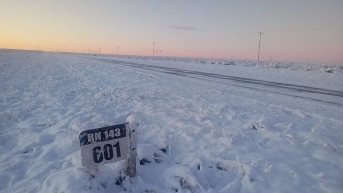 Nevadas en la ruta nacional 143.
