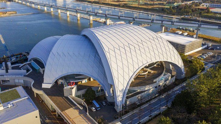 El exterior del Centro de Natación Tatsumi.