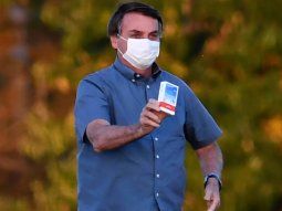 Bolsonaro, durante su tratamiento por coronavirus, mostrando una caja de hidroxicloroquina.