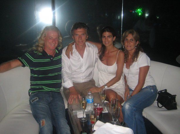 Mauricio Macri y Juliana Awada, junto a Gabriel Conde socio de Raúl Martins en un prostíbulo de México.