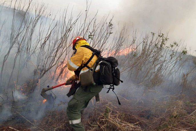 Cafiero y Cabandié destacaron la labor de los brigadistas en la lucha contra el fuego.