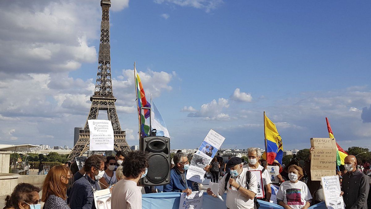 Cerca de 250 ciudadanos argentinos residentes en Francia repudiaron la presencia de Macri