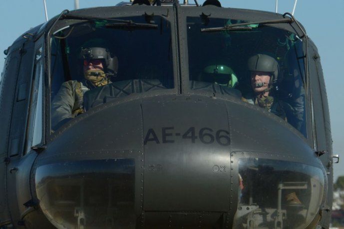 En la zona de los incendios también opera un helicóptero del Comando de Aviación del Ejército Argentino.