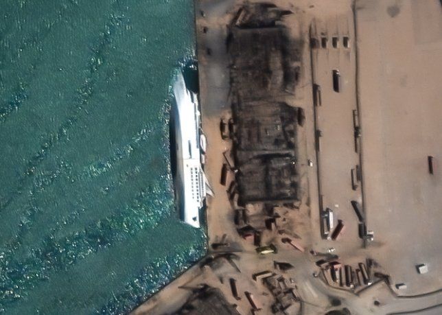 Un crucero que se encontraba en el puerto se hundió debido a la explosión.