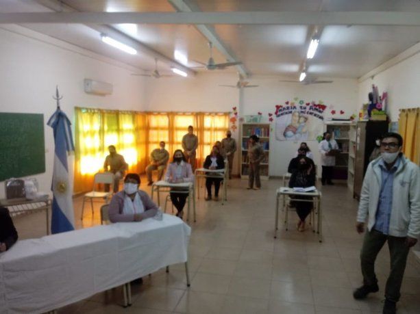 Maestros y personal no docente de Santiago del Estero trabaja para poner a punto las escuelas antes del regreso a clases, que se postergó por 30 días.