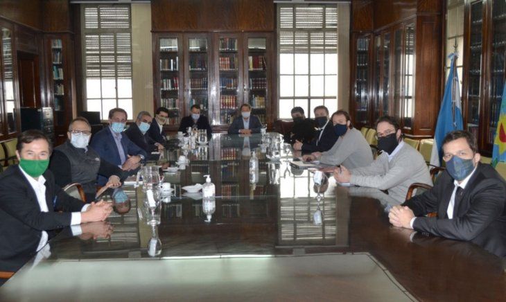 La reunión entre el ministro Pablo López y los intendentes de la oposición fue clave para acercar posiciones.