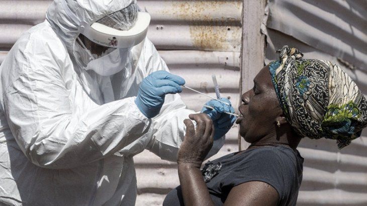 A pesar de ser de los continentes más pobres y densamente poblados del mundo, el coronavirus no golpeó a África con tanta fuerza.