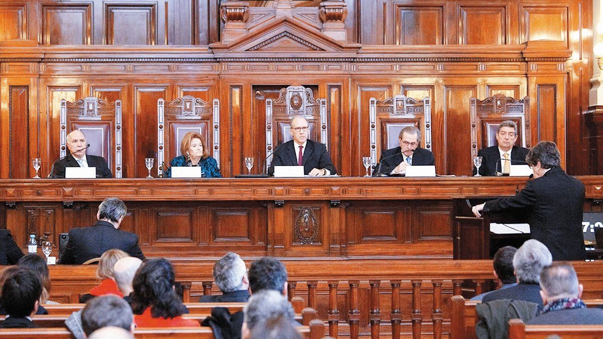 Corte desconfiada con invitación de consejo de notables para su reforma