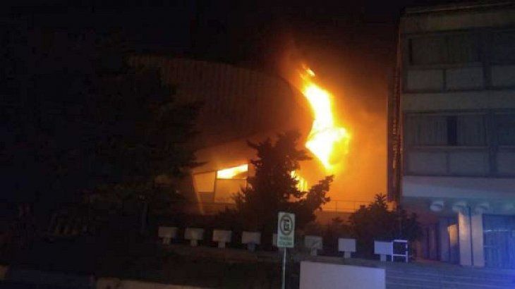 Después de más de tres horas de trabajo, en las que "no hubo registro de heridos" en el incendio del teatro del casino de Necochea, según fuentes municipales.