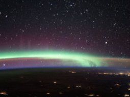En la foto se ven en simultaneo la aurora boreal y la luminiscencia nocturna.