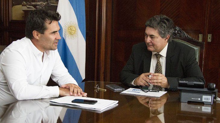 En febrero pasado, Sergio Lanziani recibió a Darío Martínez en su despacho y analizaron el desarrollo de las energías no convencionales y su necesario fortalecimiento dentro de la matriz energética del país. En el sector se menciona que Martínez llega con la nueva Ley de Hidrocarburos bajo el brazo.