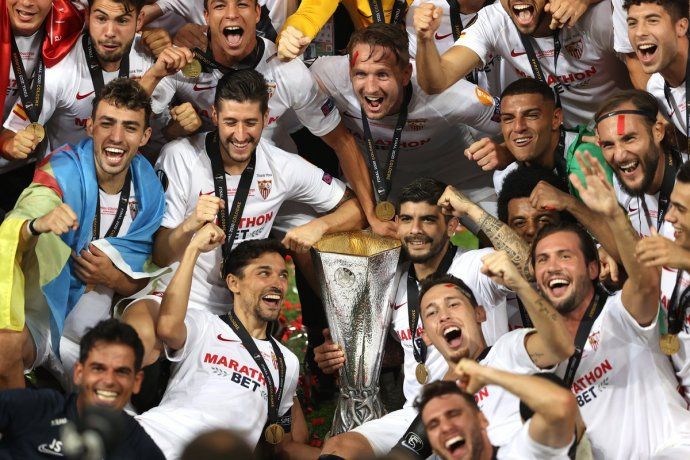 Con la copa de la Europa League, Banega, que jugó su último partido en Sevilla. Debajo, Ocampos y Vázquez.