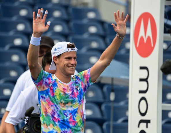 Buen humor. Schwartzman saluda al "público" luego de su triunfo en el Masters 1000 de Cincinnati.