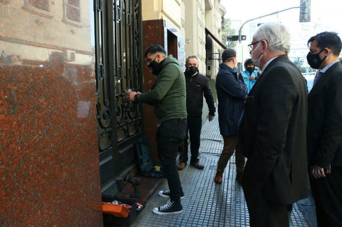 Fuerzas de seguridad desalojaron a los ocupantes del lugar.