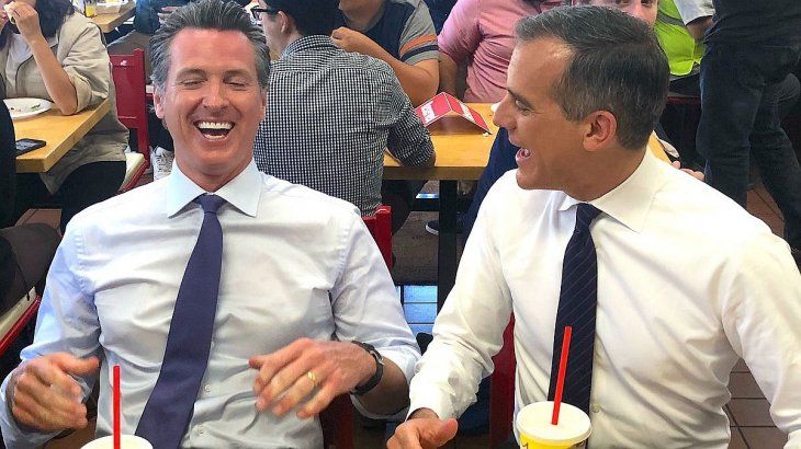 Además de acusar al gobierno de EEUU y a Trump, los denunciantes solicitaron investigar la “participación” en los supuestos delitos del actual gobernador de California, Gavin Newsom, y del alcalde del condado de Los Ángeles, Eric Garcetti.