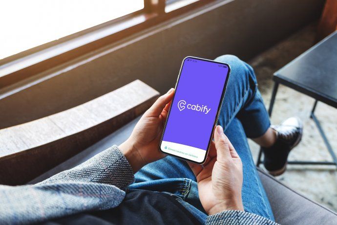 La plataforma de Cabify permite visualizar y registrar la información en tiempo real, administrando el 100% de los trayectos digitalmente.